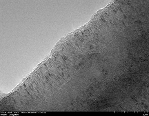 Изображение высокого разрешения стержня из оксида алюминия, покрытого многослойным углеродом